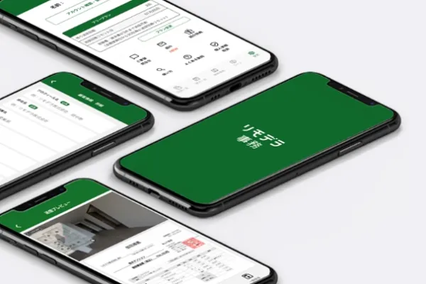 リモデラ事務の画面を表示したスマートフォン