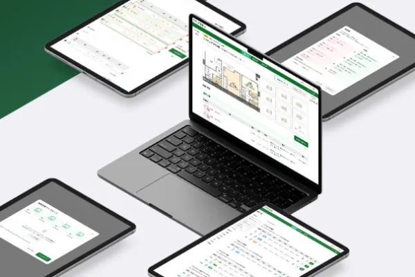 リモデラBizの画面を表示したパソコンとタブレット