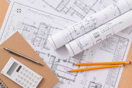 建物の設計図と鉛筆、電卓